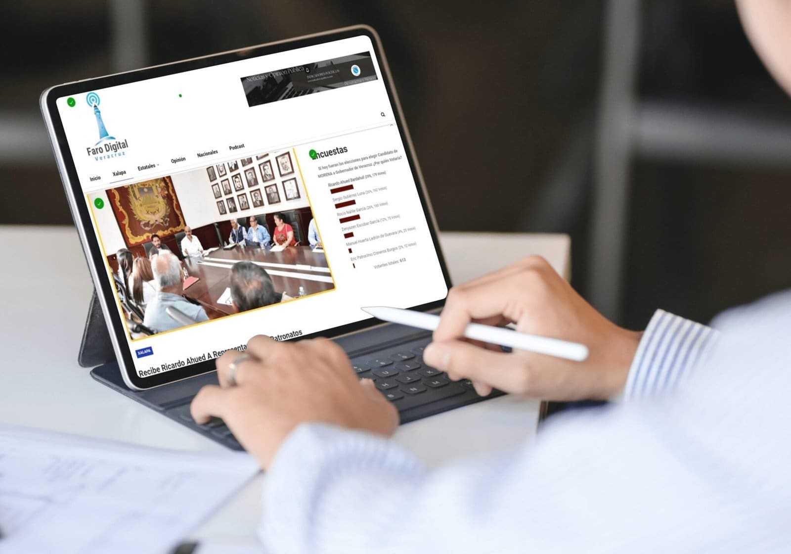 iPad Pro with a keyboard in the hands_Imagen1