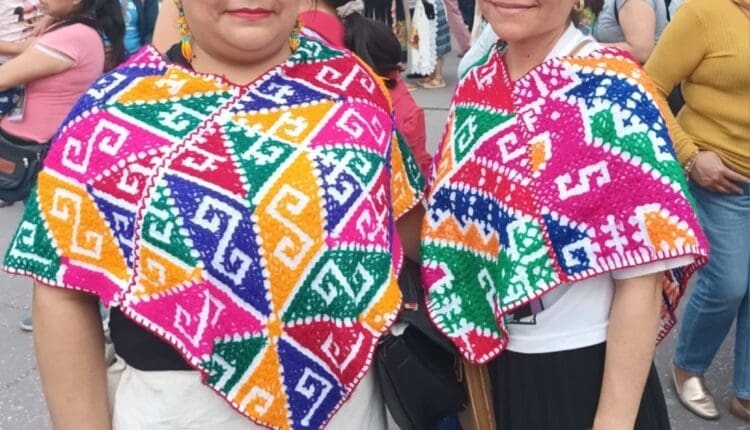 Mujeres con trajes de sus comunidades 1